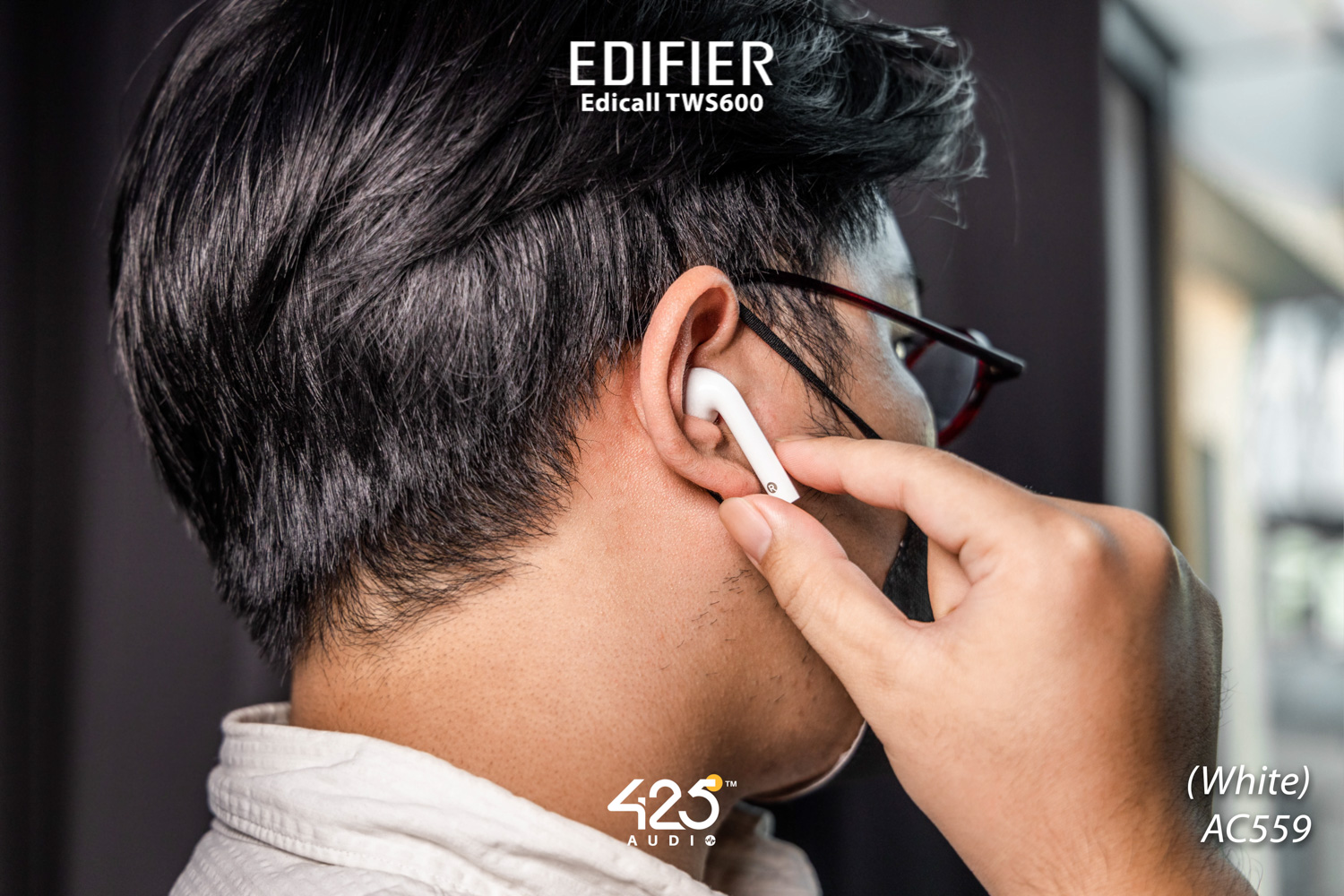 หูฟังไร้สาย true wireless ทรง earbud ไมค์โครโฟนคุยโทรศัพท์ พร้อมระบบตัดเสียงรบกวนคุณภาพสูง Elacoc Voxplus เสริมเสียงพูดด้วยเซนเซอร์ตรวจจับการพูด Bone conduction รองรับชุดคำสั่งเสียง LHDC ให้คุณภาพเสียงระดับ Hi-Res ไดร์เวอร์ไดนามิคขนาด 13 มม. เชื่อมต่อด้วย Bluetooth 5.0&nbsp; แบตเตอรี่สูงสุด 4+20 ชม. รวมสูงสุด 24 ชั่วโมง รองรับ Wireless Charging รองรับแอพพลิเคชัน Edifier Connect (iOS & Android)