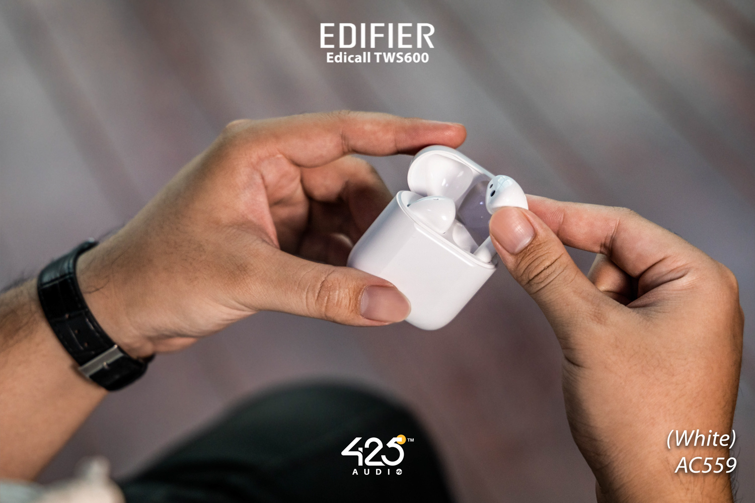 หูฟังไร้สาย true wireless ทรง earbud ไมค์โครโฟนคุยโทรศัพท์ พร้อมระบบตัดเสียงรบกวนคุณภาพสูง Elacoc Voxplus เสริมเสียงพูดด้วยเซนเซอร์ตรวจจับการพูด Bone conduction รองรับชุดคำสั่งเสียง LHDC ให้คุณภาพเสียงระดับ Hi-Res ไดร์เวอร์ไดนามิคขนาด 13 มม. เชื่อมต่อด้วย Bluetooth 5.0&nbsp; แบตเตอรี่สูงสุด 4+20 ชม. รวมสูงสุด 24 ชั่วโมง รองรับ Wireless Charging รองรับแอพพลิเคชัน Edifier Connect (iOS & Android)